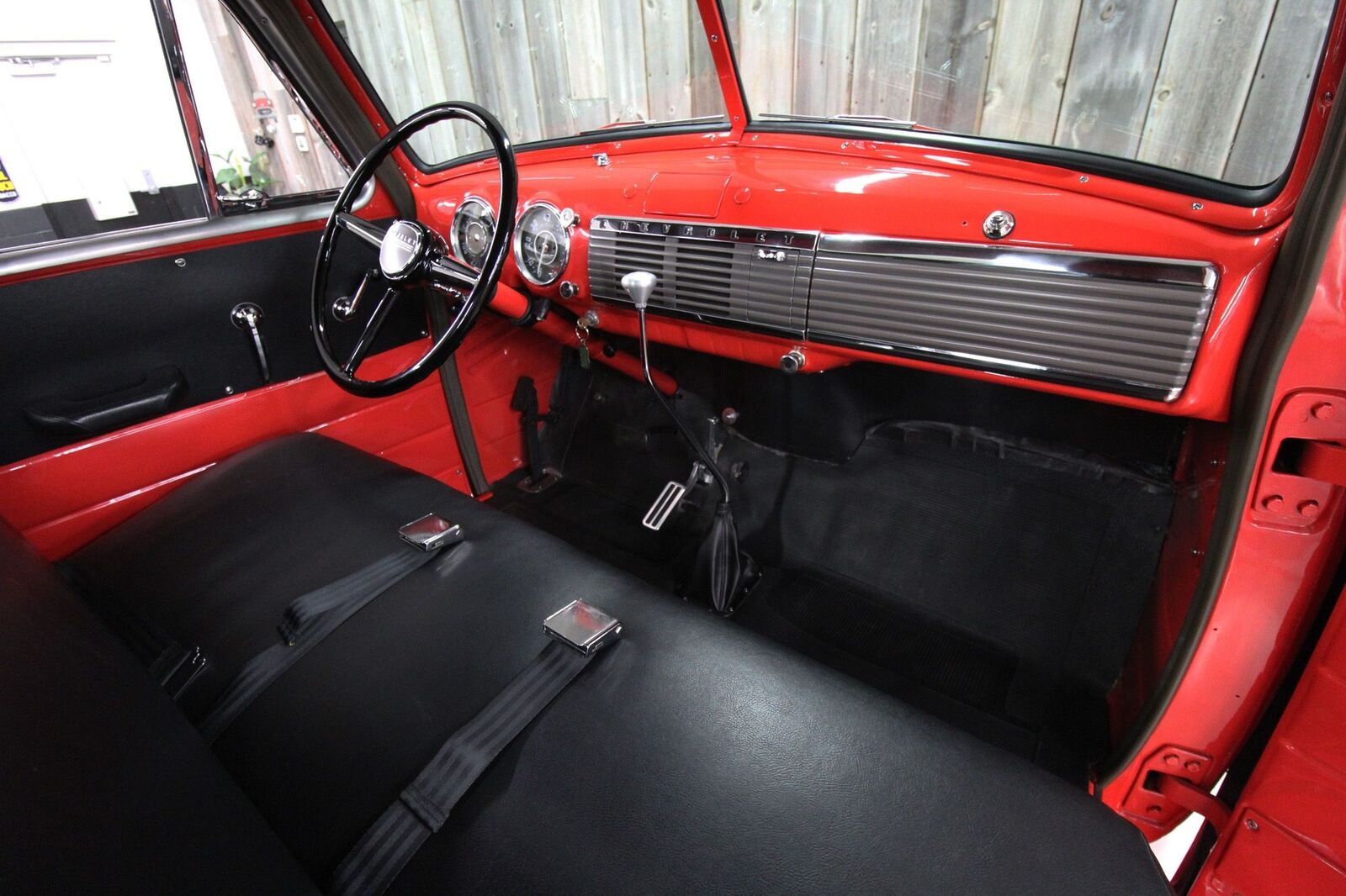 Chevrolet-5-Window-1949-Red-Black-0-28