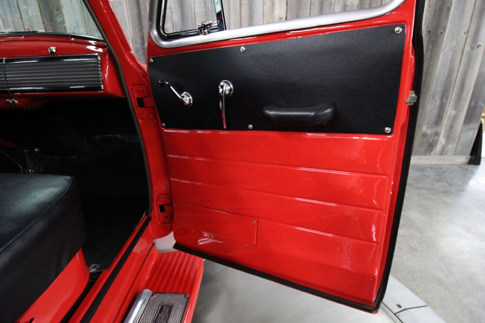 Chevrolet-5-Window-1949-Red-Black-0-35