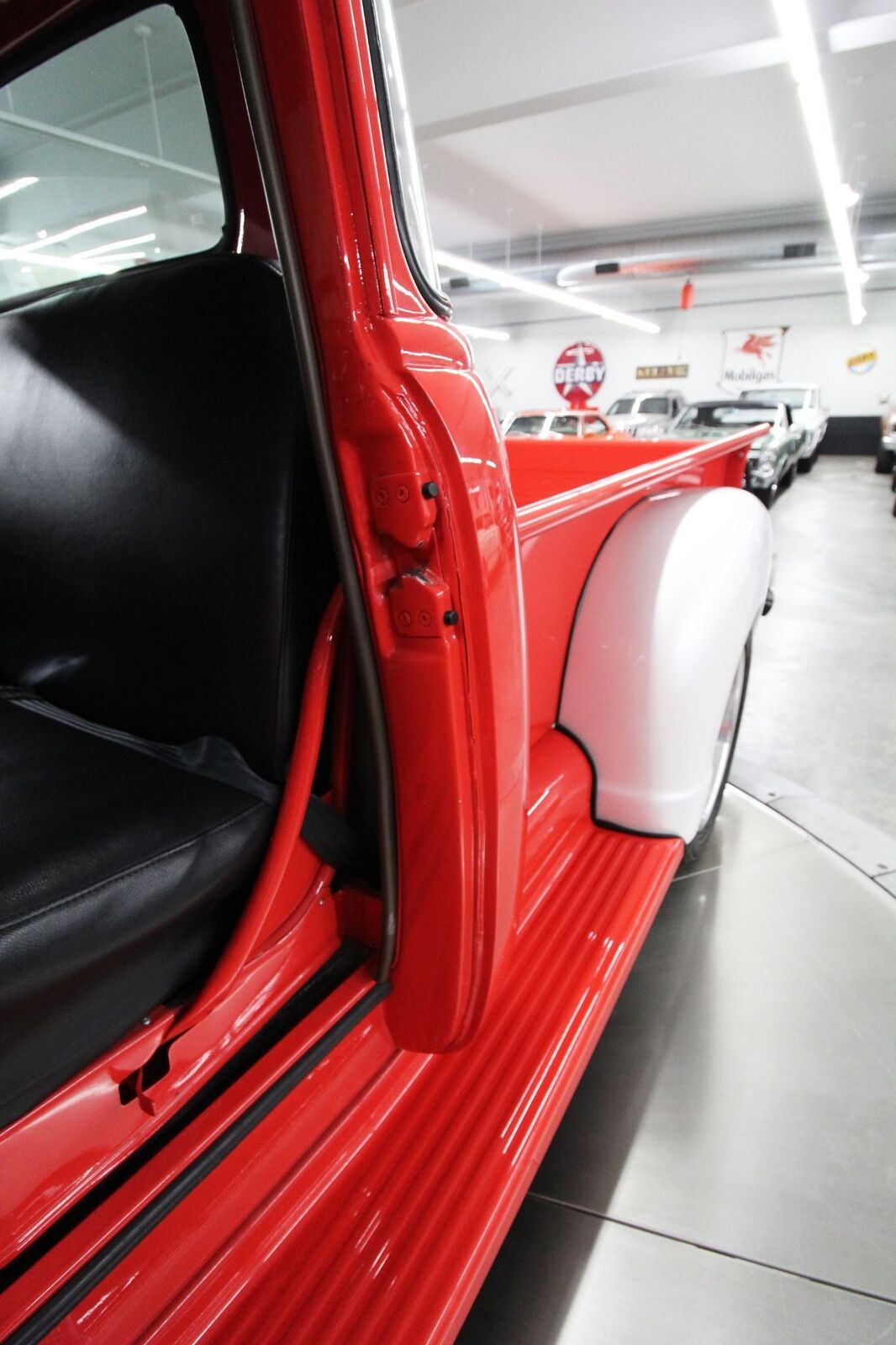 Chevrolet-5-Window-1949-Red-Black-0-39