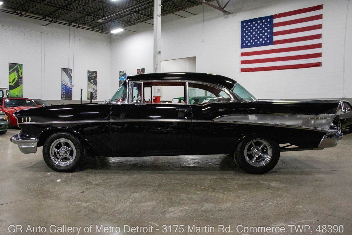 Chevrolet-Bel-Air150210-1957-Black-Red-4237-2