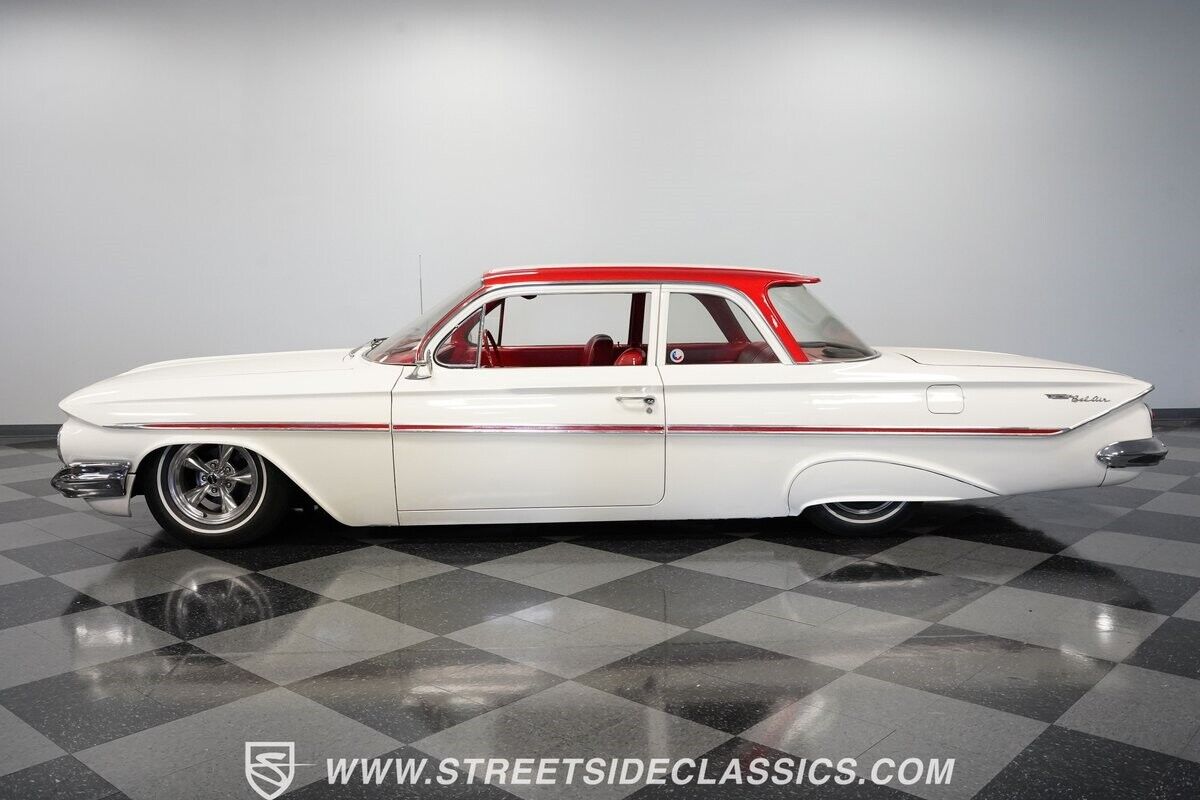 Chevrolet-Bel-Air150210-Berline-1961-White-Red-29269-7