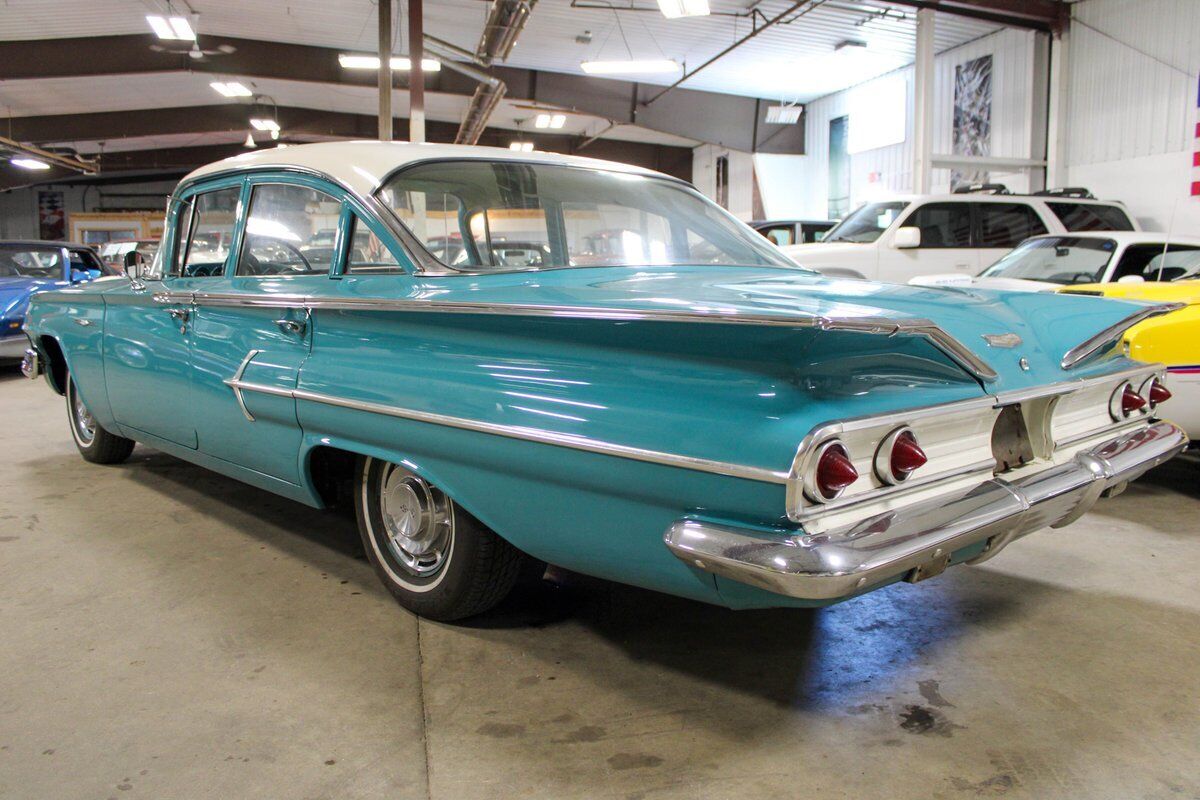 Chevrolet-Bel-Air150210-Coupe-1960-Aqua-White-147575-2