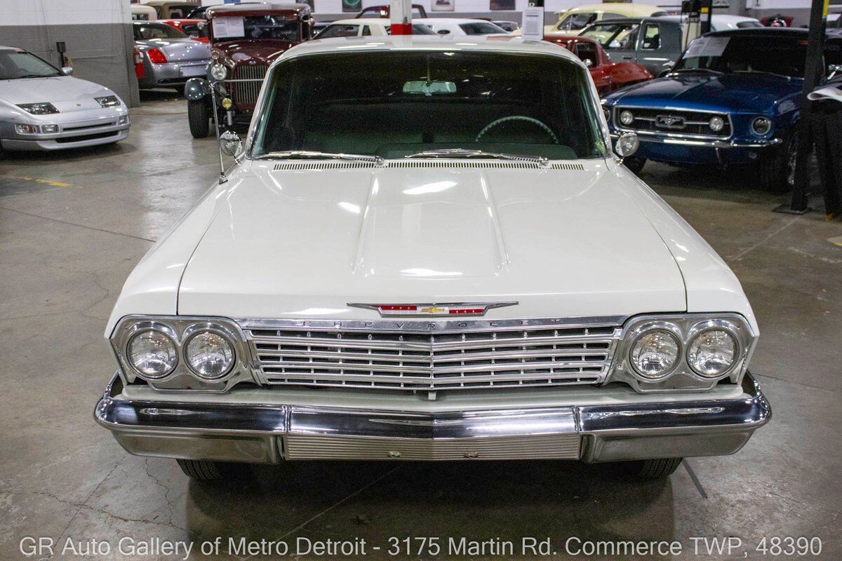 Chevrolet-Biscayne-1962-White-Tan-1608-10