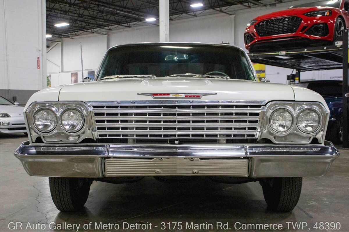 Chevrolet-Biscayne-1962-White-Tan-1608-11