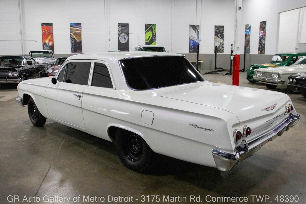 Chevrolet-Biscayne-1962-White-Tan-1608-3