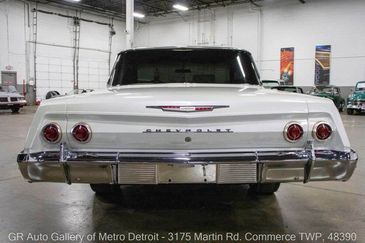 Chevrolet-Biscayne-1962-White-Tan-1608-5