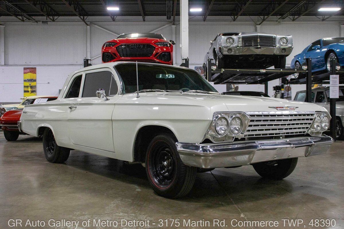 Chevrolet-Biscayne-1962-White-Tan-1608-9