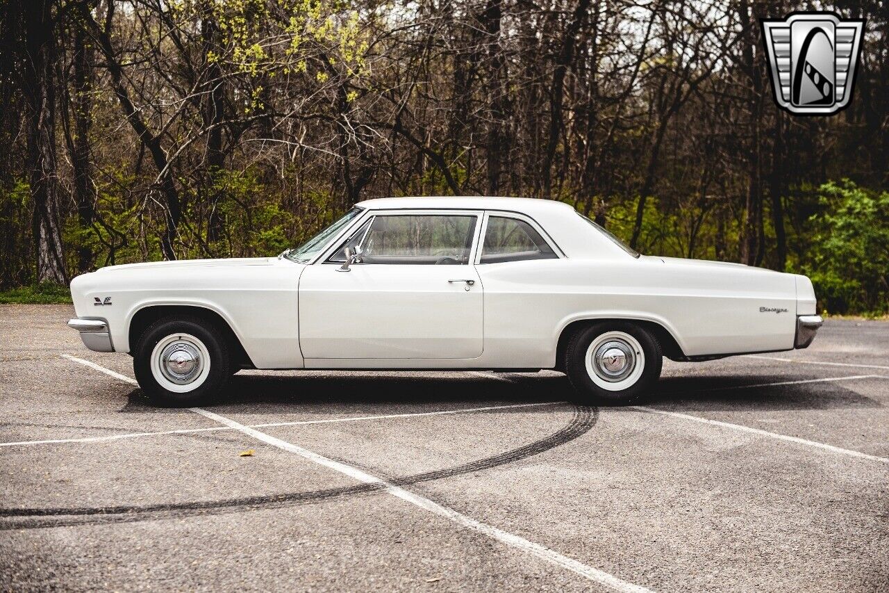 Chevrolet-Biscayne-1966-White-Tan-43803-3