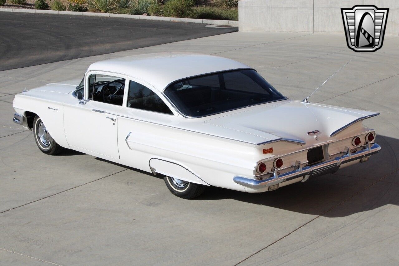 Chevrolet-Biscayne-Berline-1960-White-Blue-67290-10