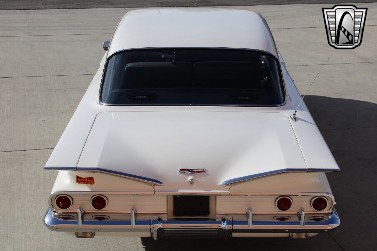 Chevrolet-Biscayne-Berline-1960-White-Blue-67290-11