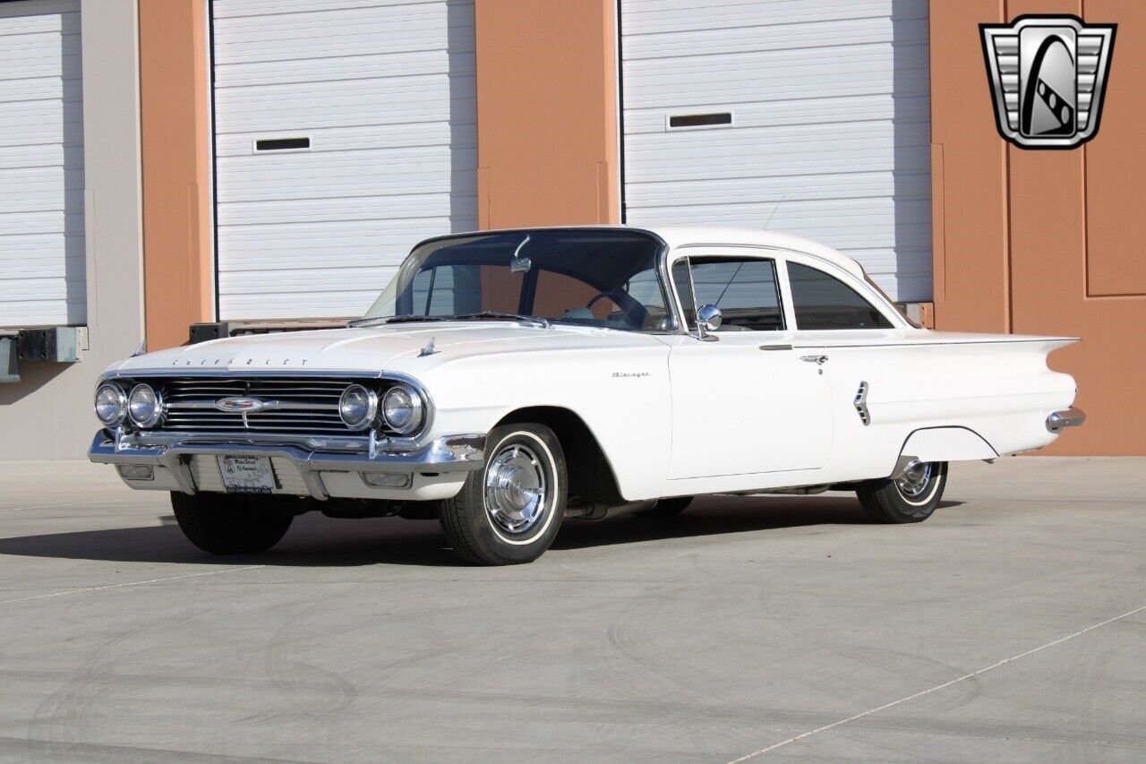 Chevrolet-Biscayne-Berline-1960-White-Blue-67290-2