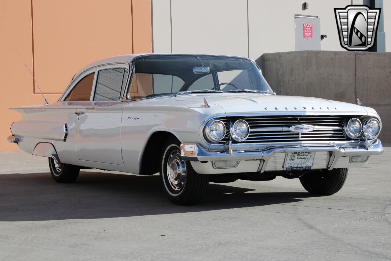 Chevrolet-Biscayne-Berline-1960-White-Blue-67290-5