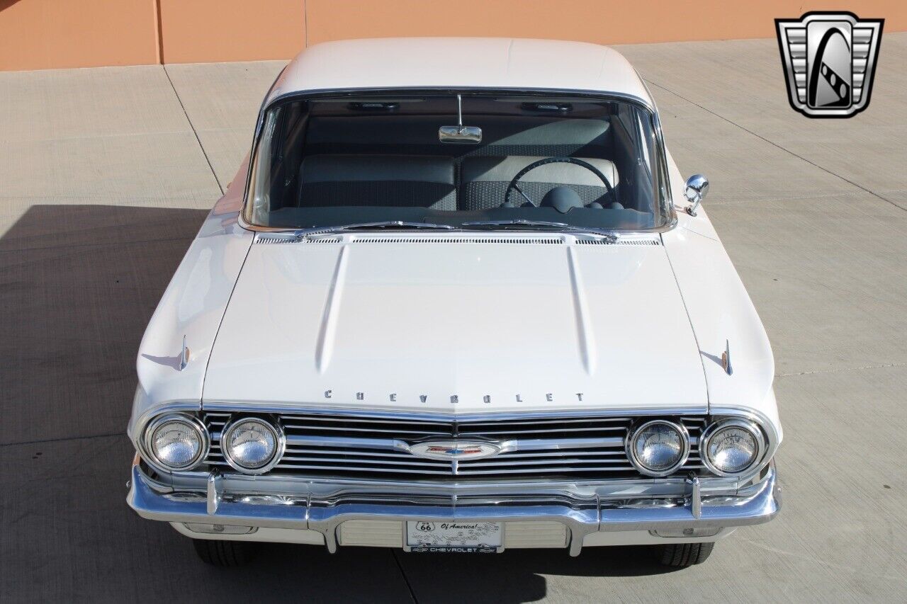 Chevrolet-Biscayne-Berline-1960-White-Blue-67290-7