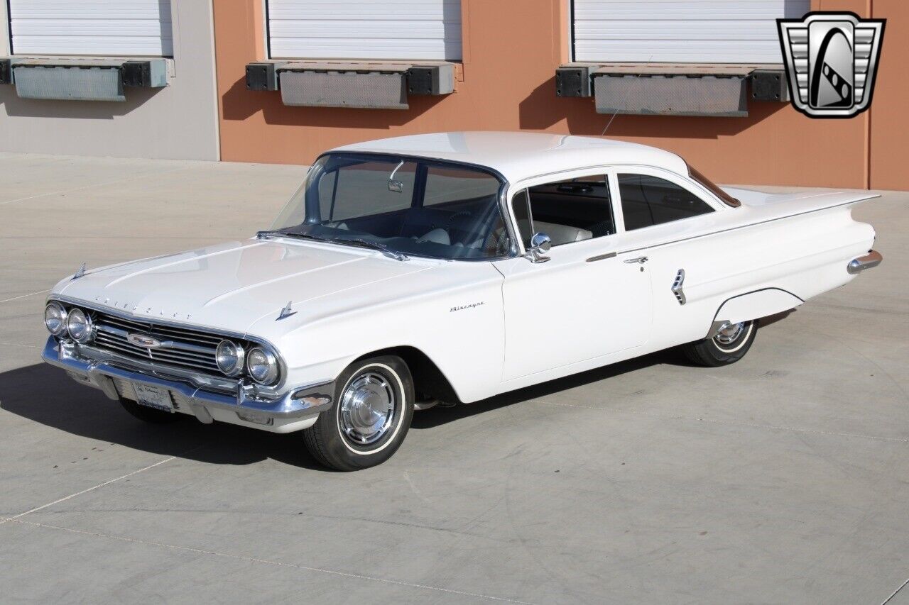 Chevrolet-Biscayne-Berline-1960-White-Blue-67290-8