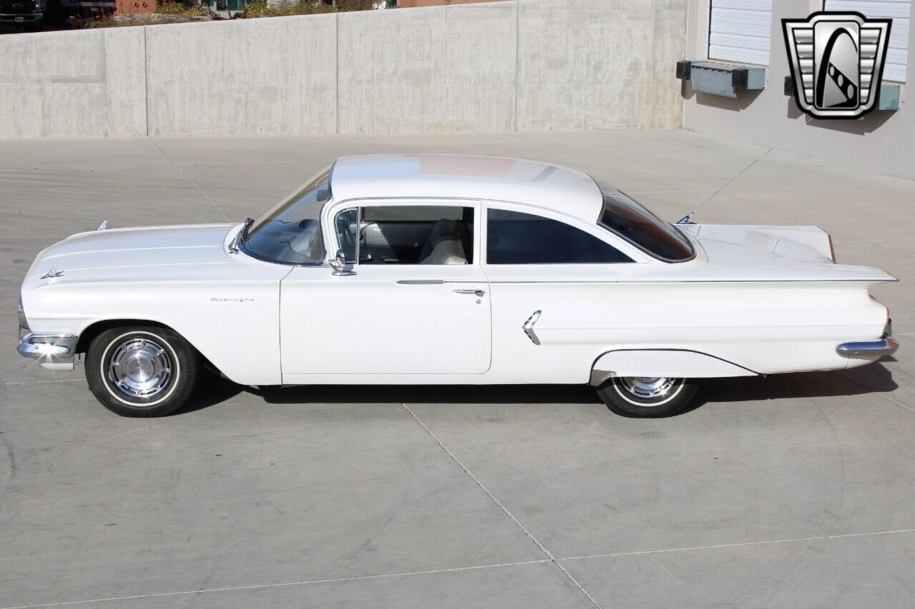 Chevrolet-Biscayne-Berline-1960-White-Blue-67290-9