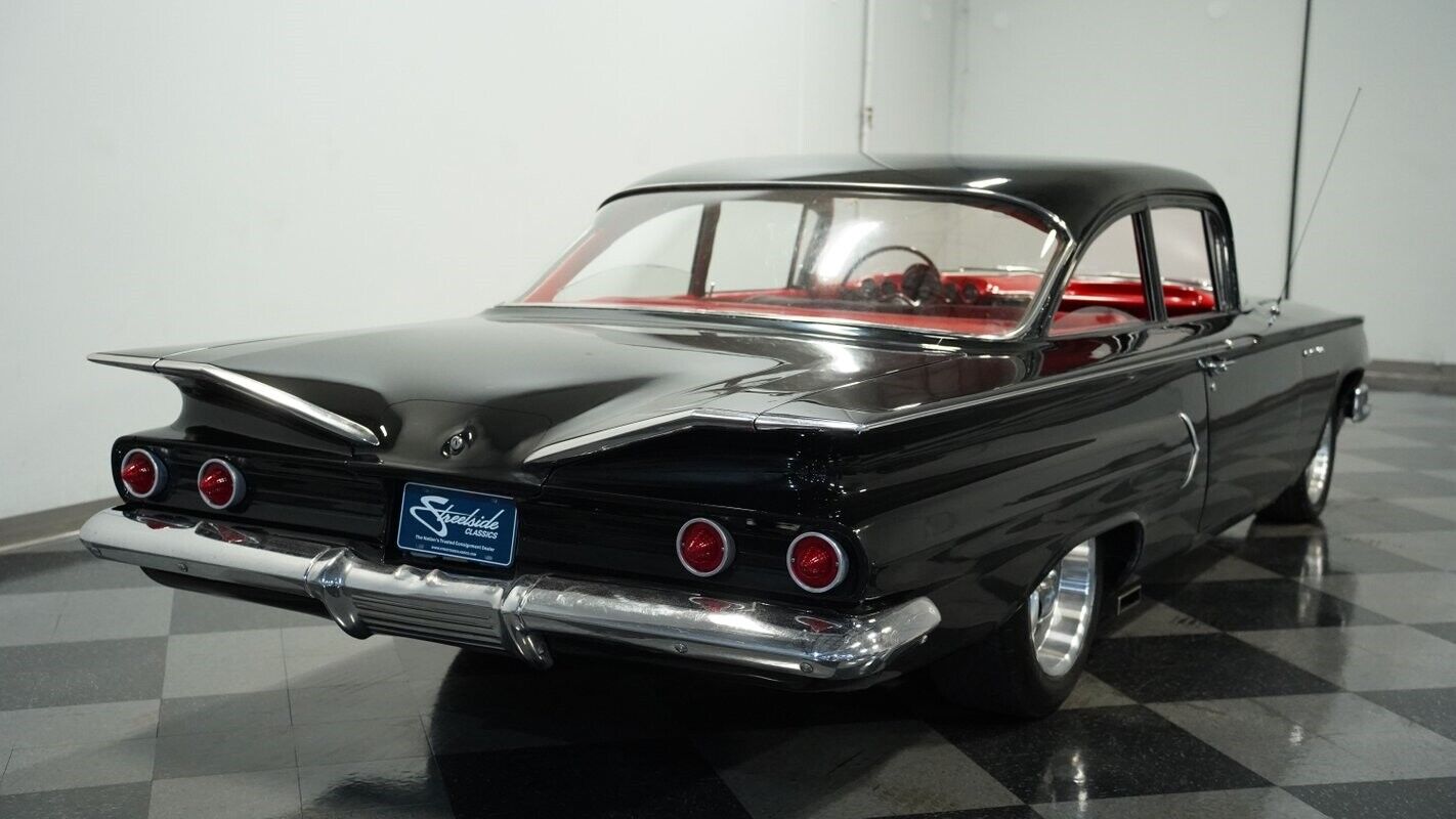 Chevrolet-Biscayne-Coupe-1960-Black-Red-145441-10