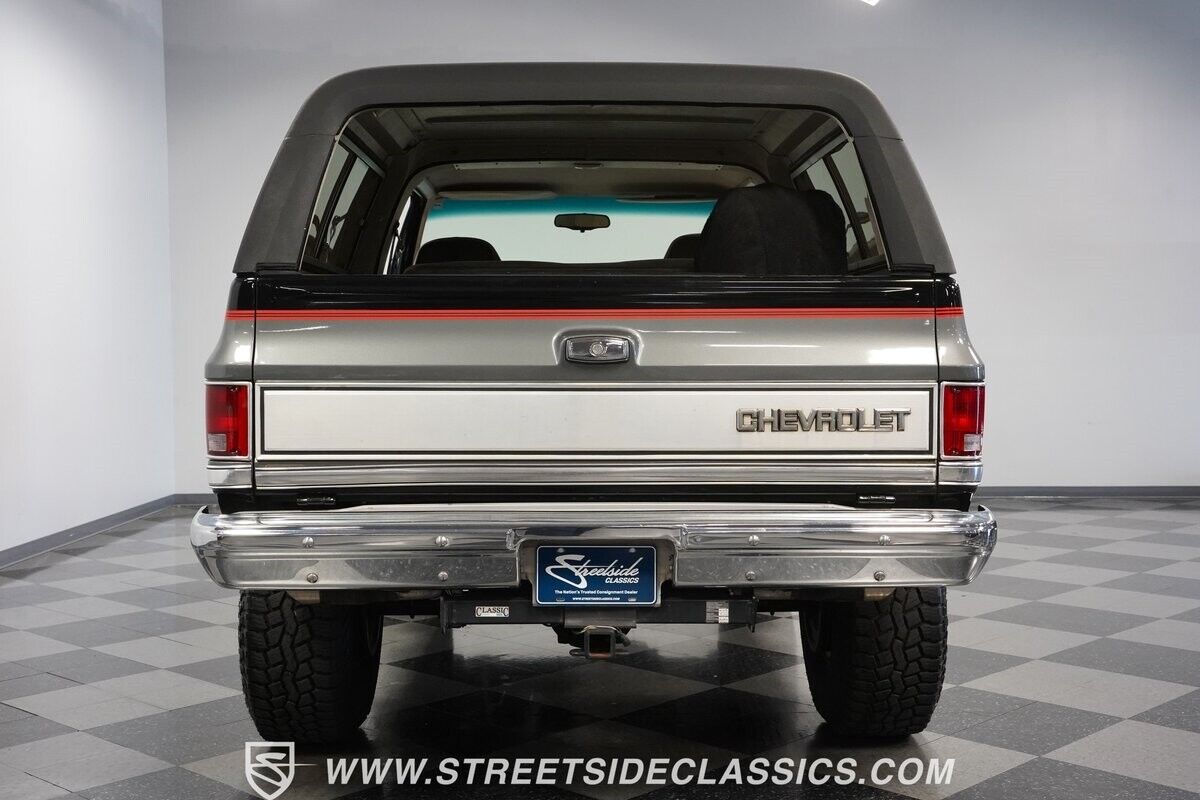 Chevrolet-Blazer-SUV-1987-Black-Gray-114656-10