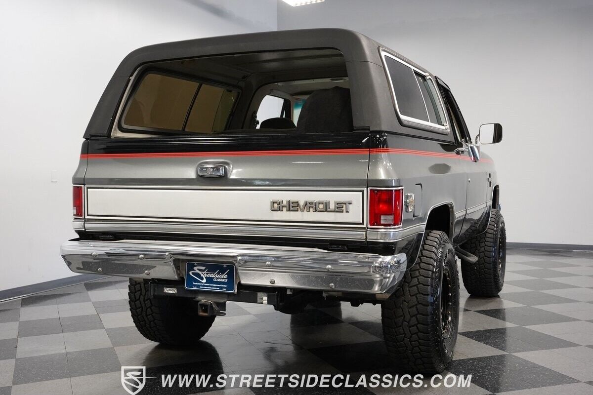 Chevrolet-Blazer-SUV-1987-Black-Gray-114656-11