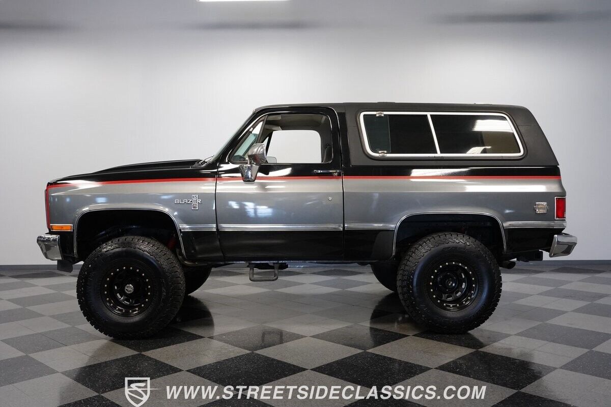 Chevrolet-Blazer-SUV-1987-Black-Gray-114656-2