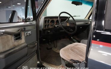 Chevrolet-Blazer-SUV-1987-Black-Gray-114656-4