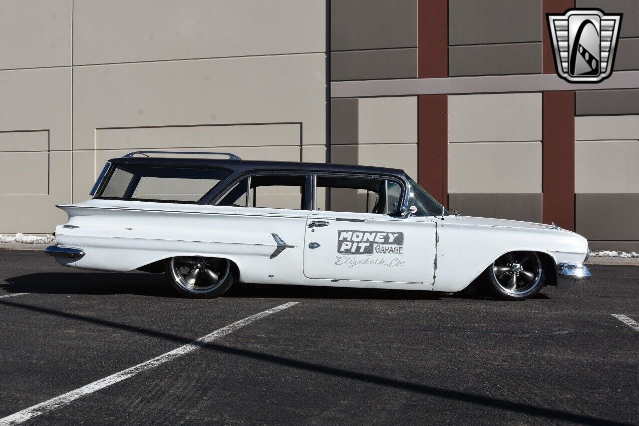 Chevrolet-Brookwood-1960-White-Black-1609-7