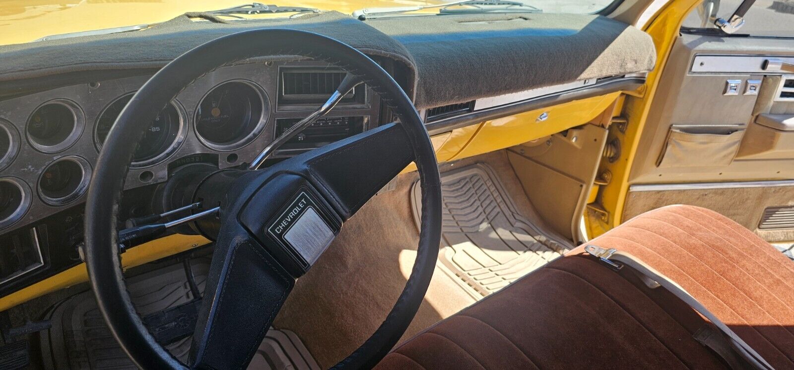 Chevrolet-C-10-1982-Yellow-Tan-134287-6