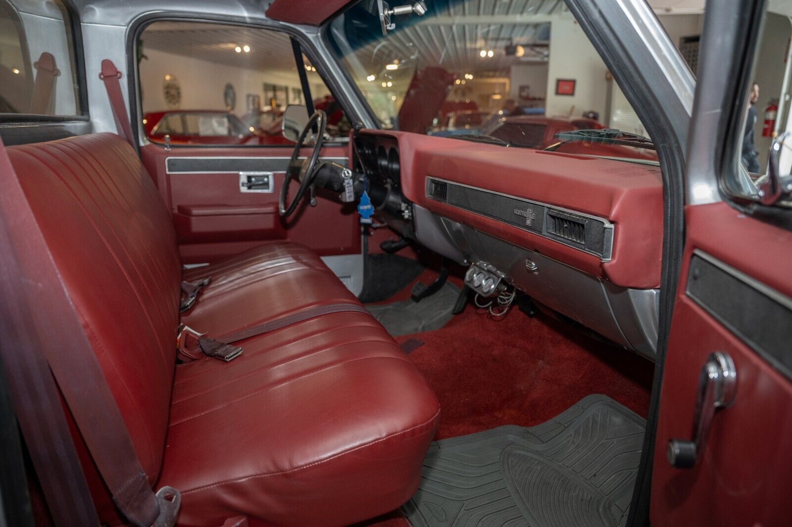 Chevrolet-C-10-1984-Silver-Burgundy-23442-11