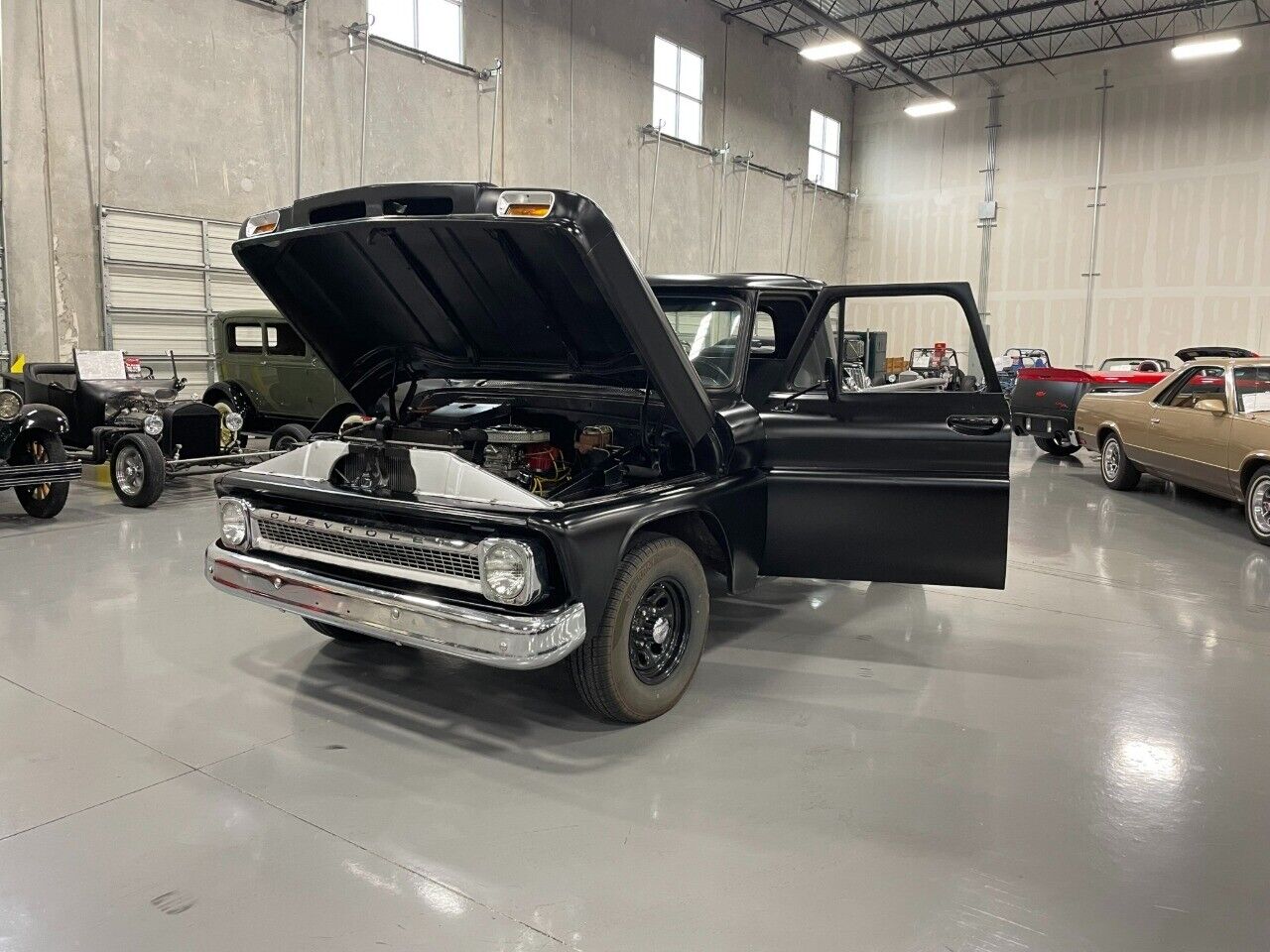 Chevrolet-C-10-Pickup-1966-Black-Black-76352-8