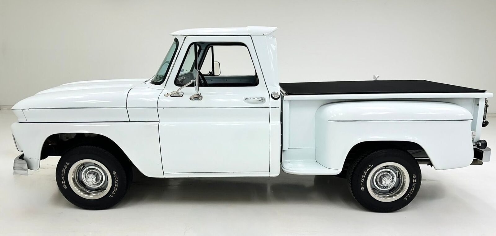 Chevrolet-C-10-Pickup-1966-White-Black-125538-1