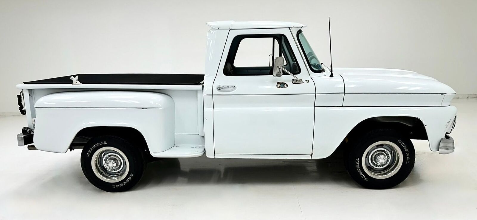 Chevrolet-C-10-Pickup-1966-White-Black-125538-5