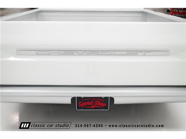 Chevrolet-C-10-Pickup-1967-White-Red-2643-31