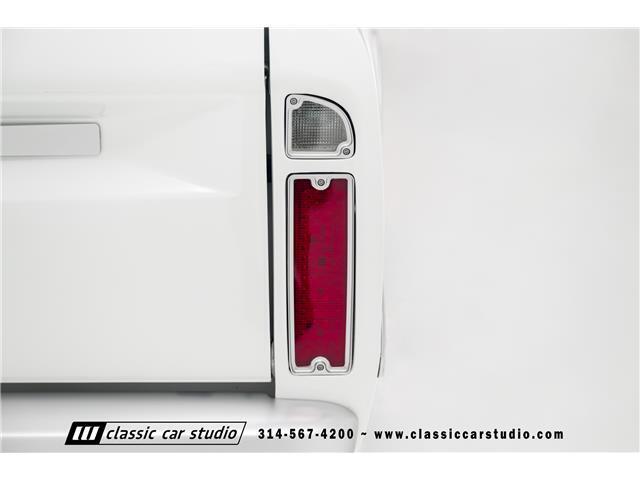 Chevrolet-C-10-Pickup-1967-White-Red-2643-33