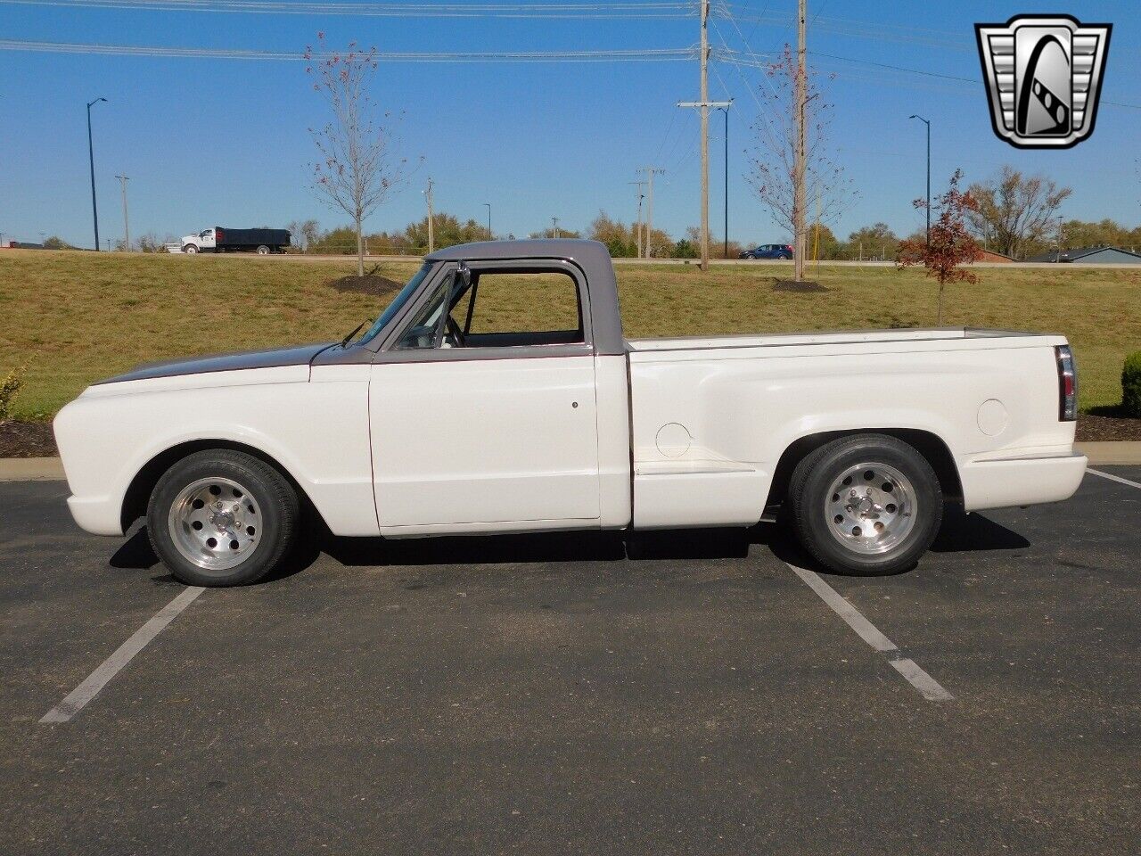 Chevrolet-C-10-Pickup-1968-White-Black-147377-2