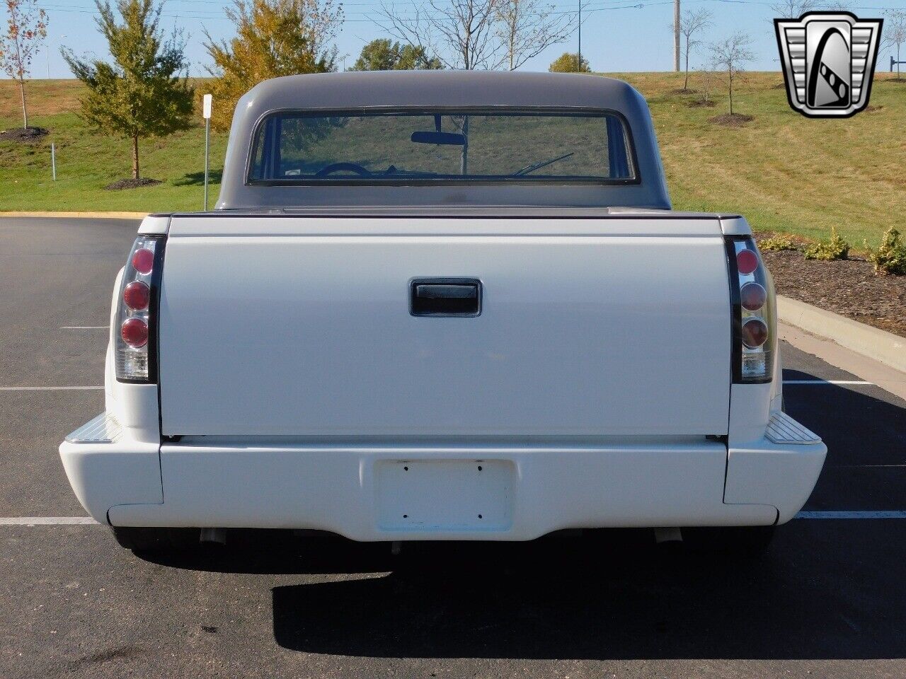 Chevrolet-C-10-Pickup-1968-White-Black-147377-4