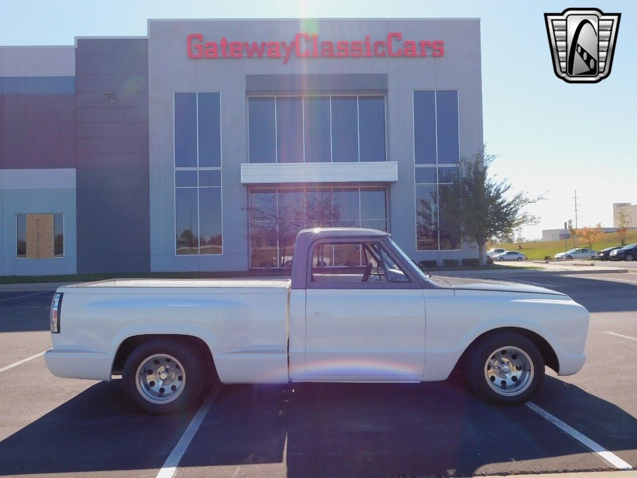 Chevrolet-C-10-Pickup-1968-White-Black-147377-6