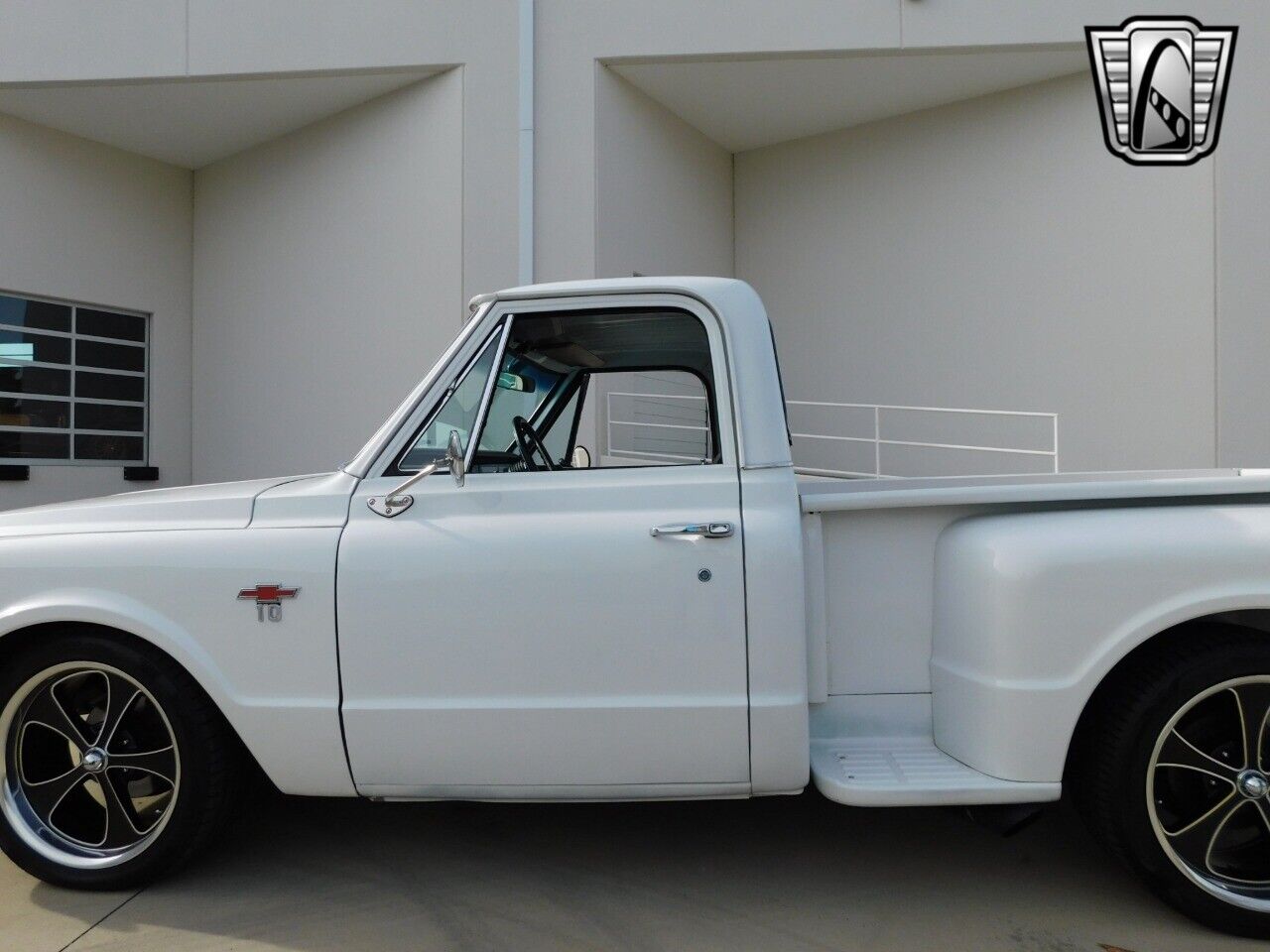 Chevrolet-C-10-Pickup-1968-White-Black-35803-6