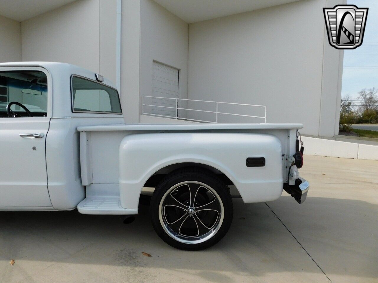 Chevrolet-C-10-Pickup-1968-White-Black-35803-7