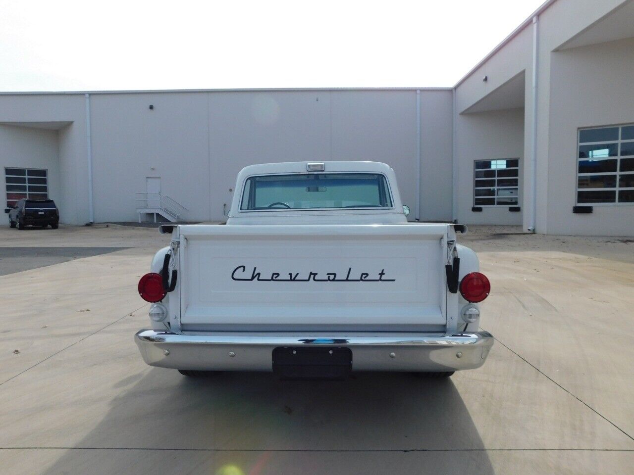 Chevrolet-C-10-Pickup-1968-White-Black-35803-9