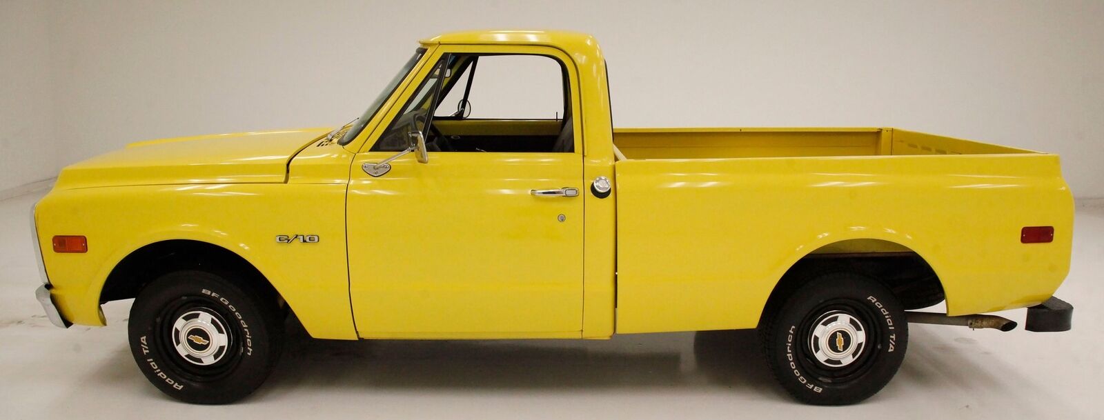 Chevrolet-C-10-Pickup-1969-Yellow-Black-69844-1