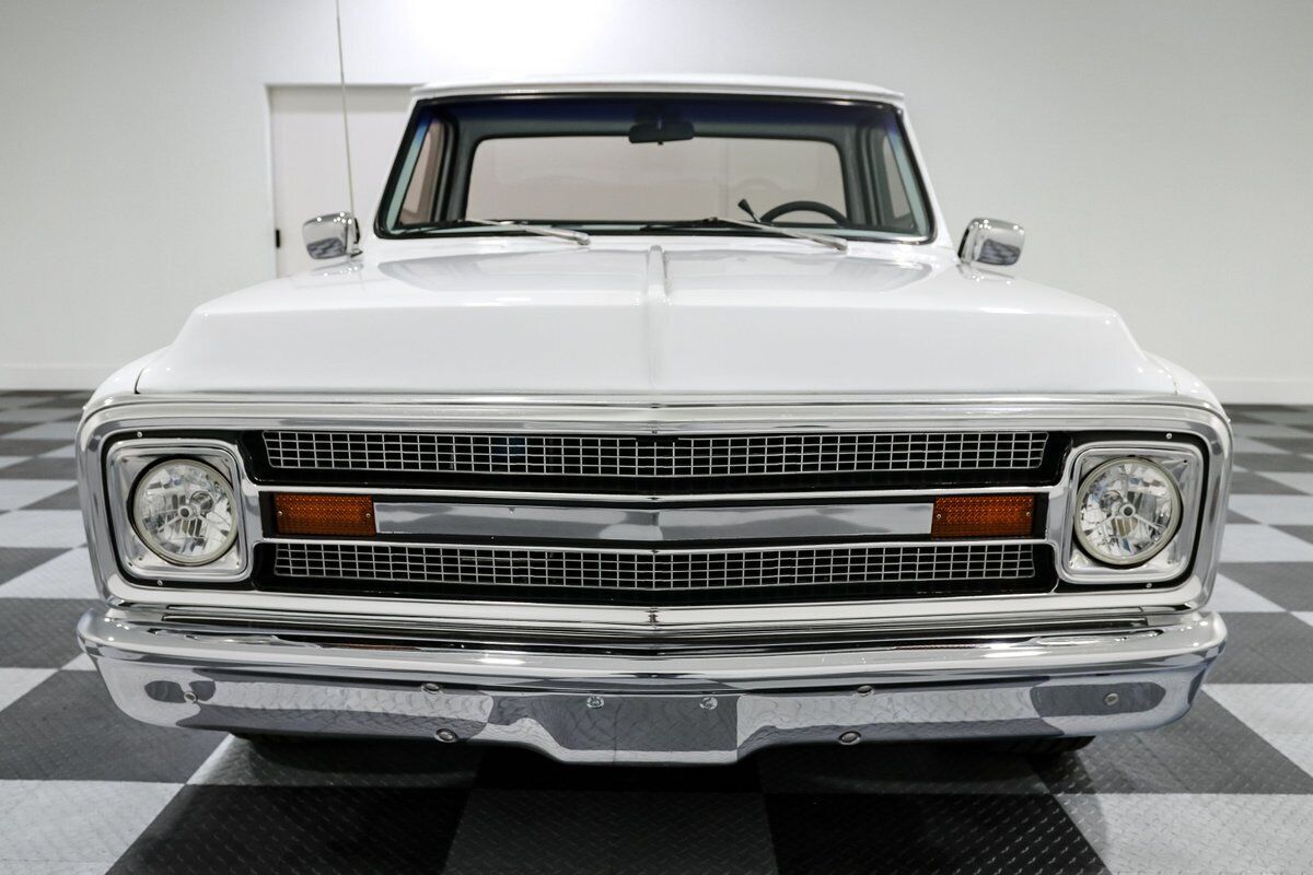 Chevrolet-C-10-Pickup-1970-White-Black-74468-1