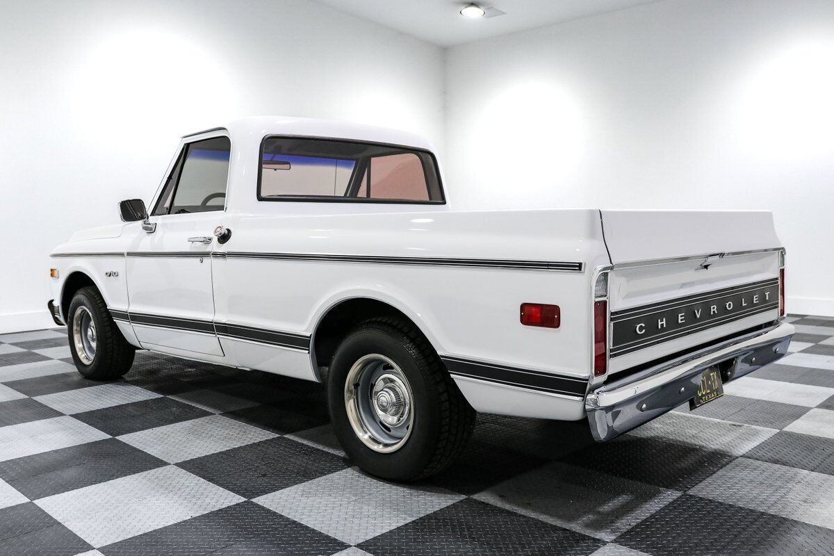 Chevrolet-C-10-Pickup-1970-White-Black-74468-5