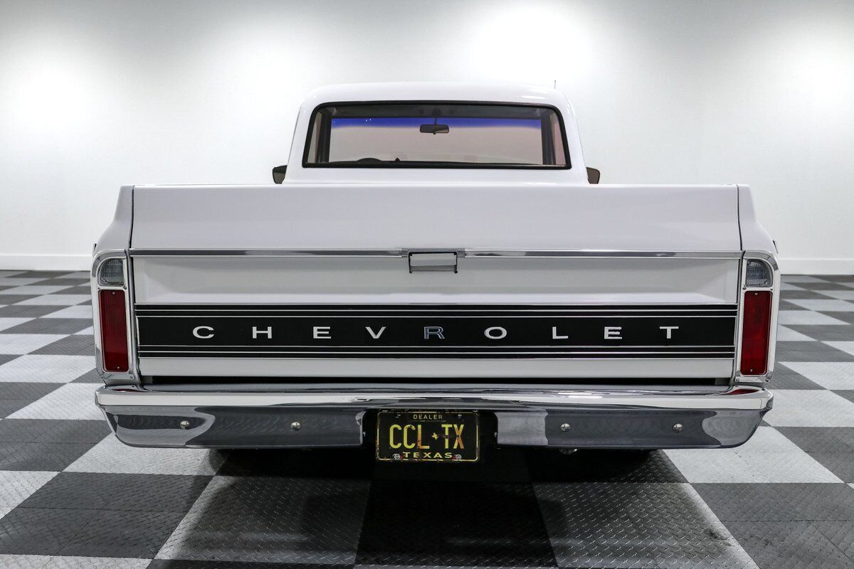 Chevrolet-C-10-Pickup-1970-White-Black-74468-6