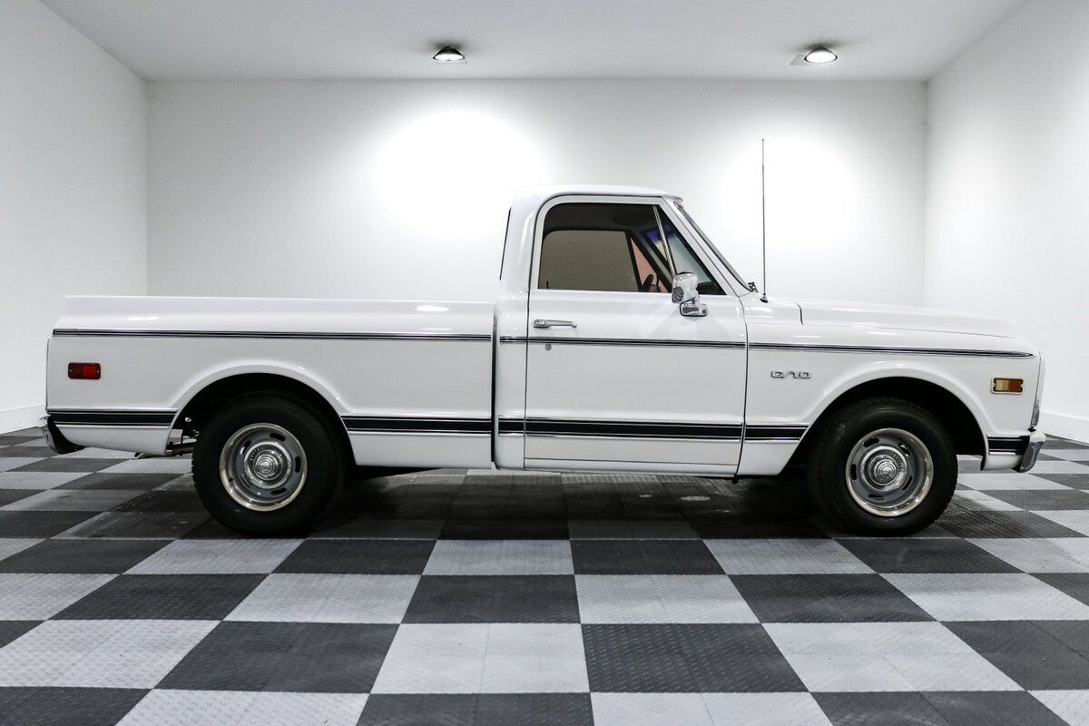 Chevrolet-C-10-Pickup-1970-White-Black-74468-8