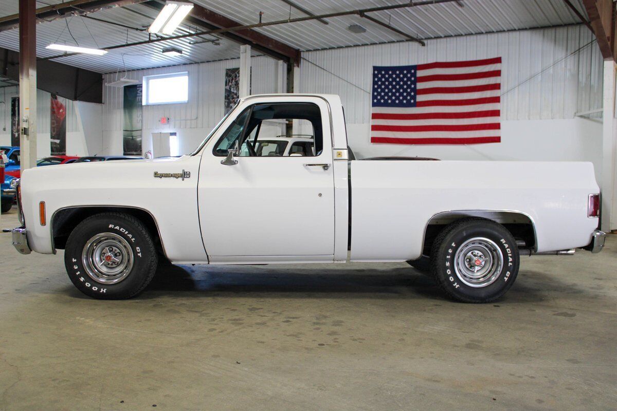 Chevrolet-C-10-Pickup-1973-White-Gray-15374-2