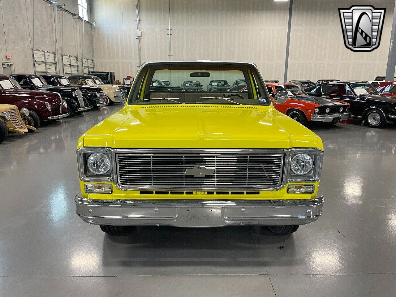 Chevrolet-C-10-Pickup-1975-White-Tan-15194-2