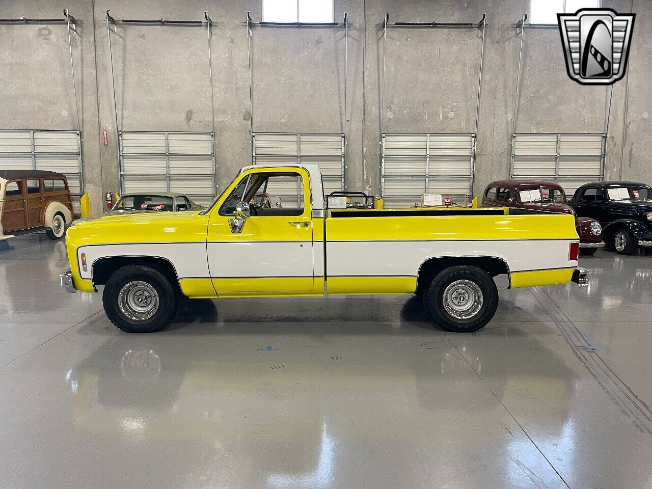 Chevrolet-C-10-Pickup-1975-White-Tan-15194-3