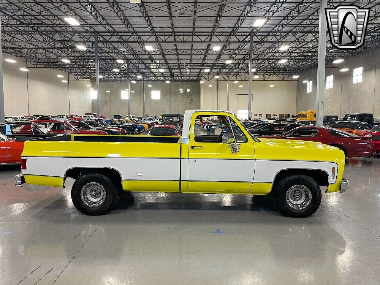 Chevrolet-C-10-Pickup-1975-White-Tan-15194-5