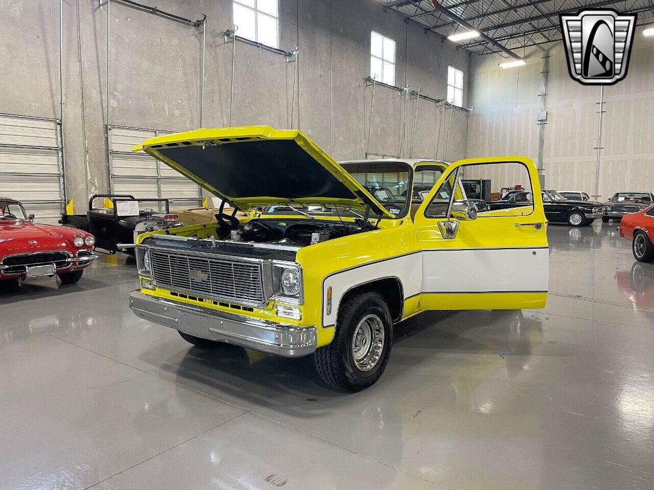 Chevrolet-C-10-Pickup-1975-White-Tan-15194-8