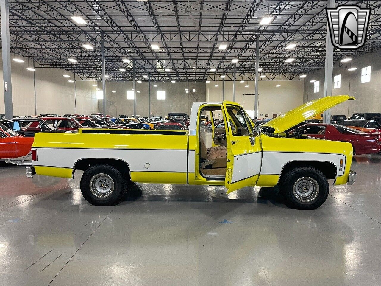 Chevrolet-C-10-Pickup-1975-White-Tan-15194-9