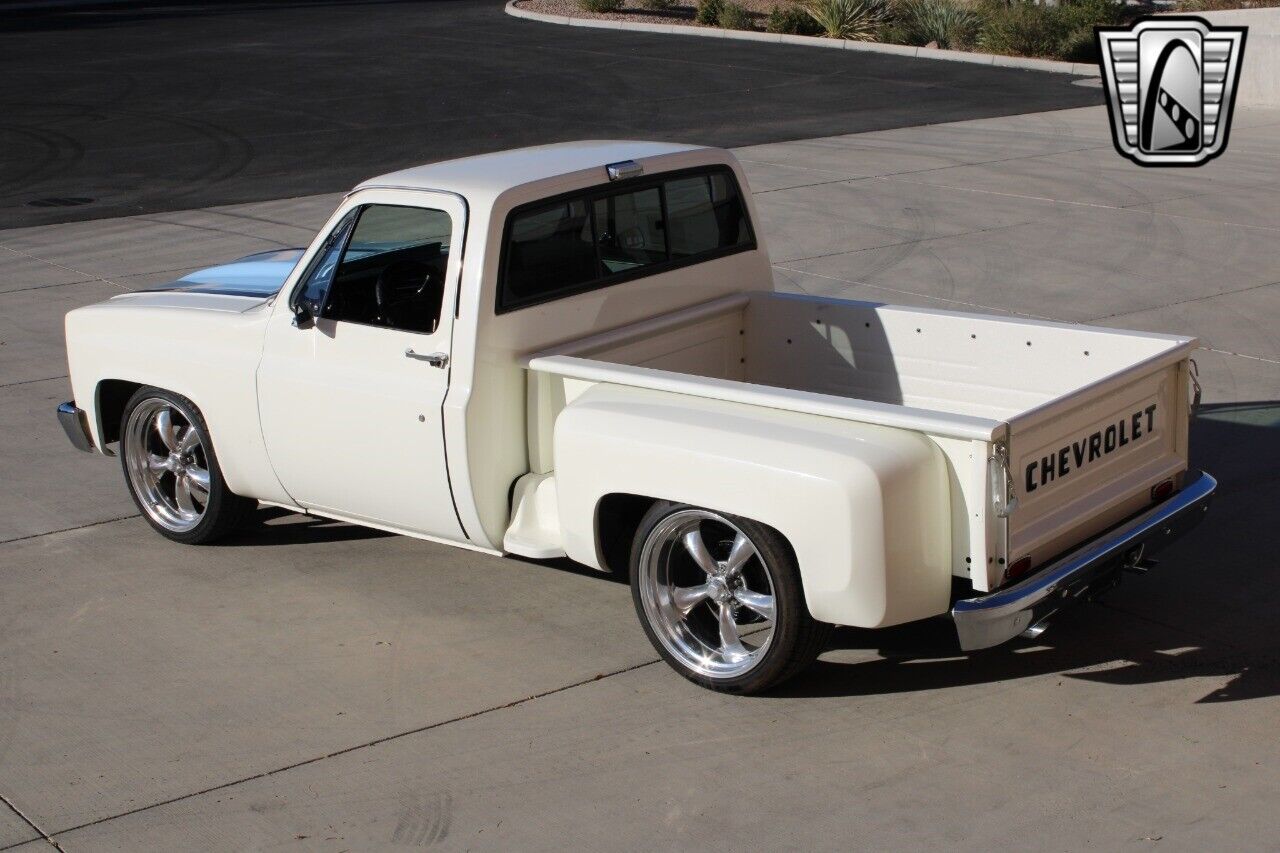 Chevrolet-C-10-Pickup-1983-White-Black-2943-10